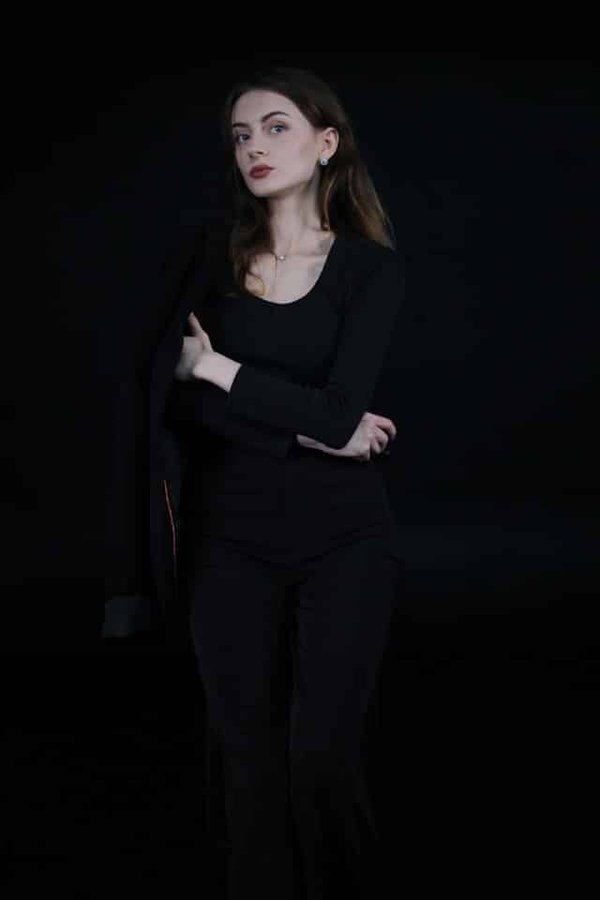 Quelle est la meilleure manière de porter des bijoux en onyx avec une tenue de soirée noire?