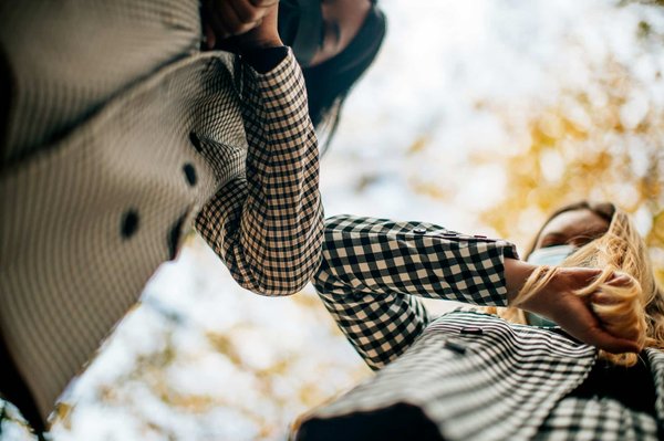 Quelle est la meilleure façon de choisir un tailleur jupe pour une femme aux épaules larges?